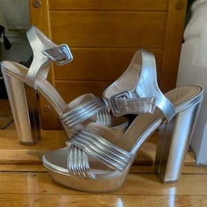 Jewel Badgley Mischka Silver Leather Heels Sz 7